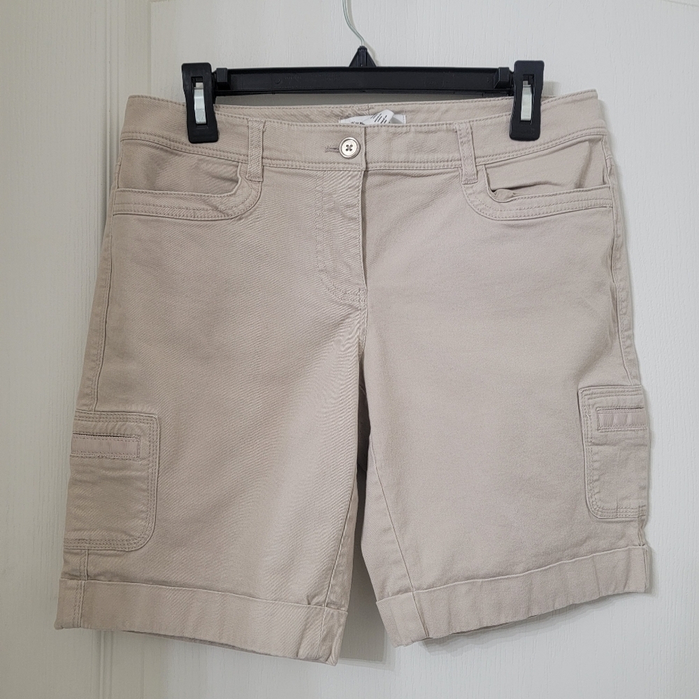 White House Black Market Size 4 Khaki / Tan Cargo Shorts, Gently Used Condition
